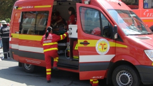 Accident grav la Iaşi! Un microbuz s-a lovit de o maşină, iar cinci persoane sunt rănite