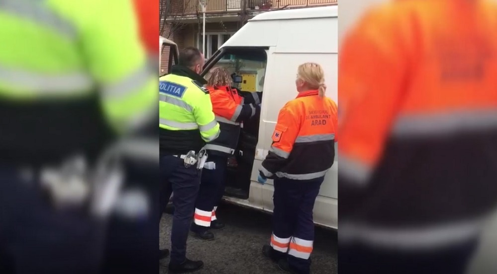 VIDEO / Imagini şocante în Arad! Un şofer a leşinat la volan şi s-a izbit de o altă maşină. Ce au aflat poliţiştii în urma cercetărilor