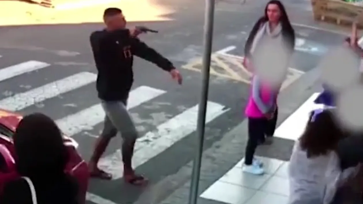 O mamă a ucis un hoț înarmat, care a încercat să jefuiască elevii și părinții aflați în fața unei școli. Imaginile sunt șocante