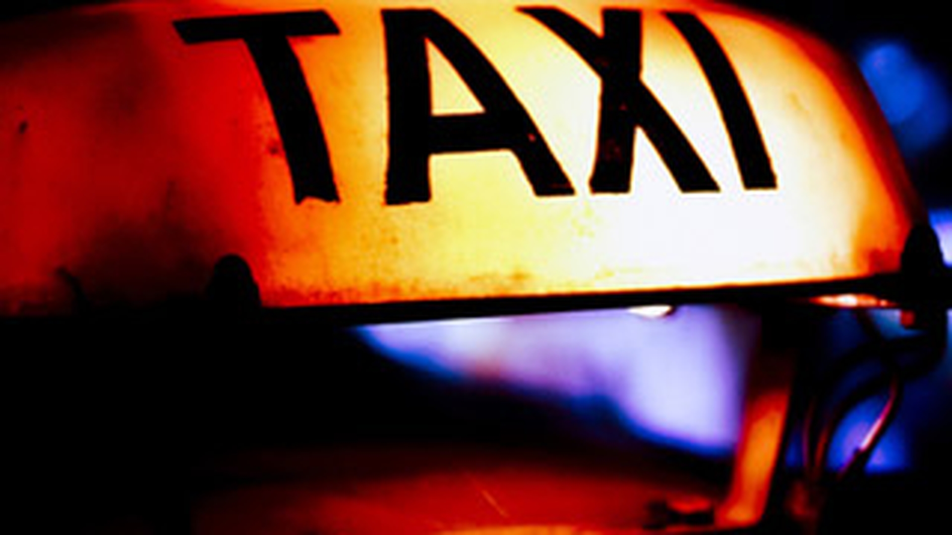 VIDEO O cursa cu taxiul din Centrul Vechi pana la Palatul Telefoanelor, 90 de lei! Atat le-a cerut un taximetrist unor olandezi