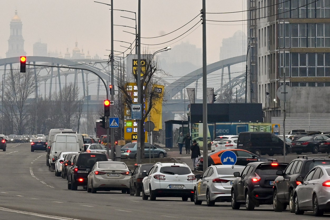 Coadă la o stație de benzină din Kiev, pe 24 februarie 2022. (Sursa foto: profimedia.ro)