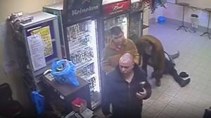 Prea tare! O barmaniță snopește în bătaie un client agresiv! Ce directe fix în figură! VIDEO