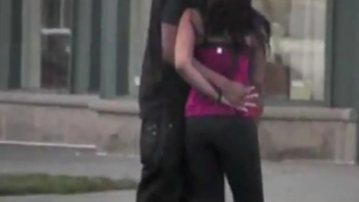 VIDEO Bobbi Kristina, fiica lui Whitney Houston, a fost prinsa sarutandu-se cu fratele vitreg!