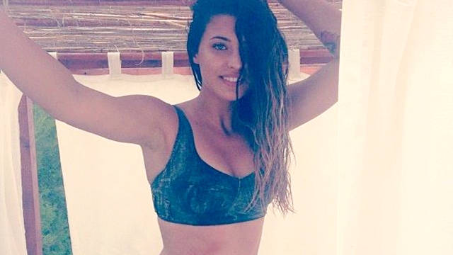Antonia, mai sexy ca niciodata! S-a pozat intr-o pereche de BIKINI MINUSCULI pe o plaja pustie