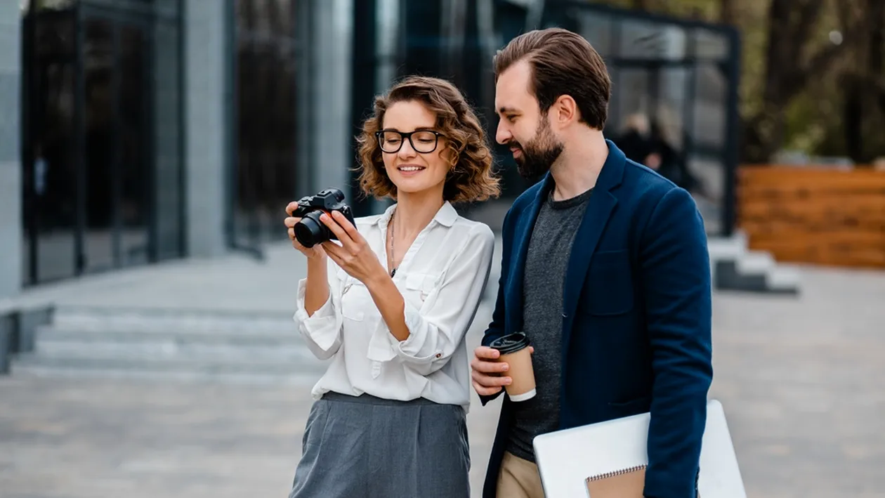 (P) Cum să asortezi sneakersii la ținutele office casual? 5 combinații elegante și confortabile