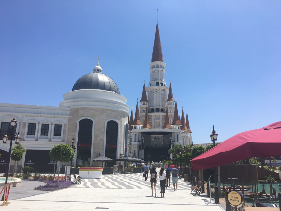 În această seară, în Turcia, începe Dosso Dossi Fashion Show 2017, cel mai mare show de modă din Turcia, la care vor participa unele dintre cele mai cunoscute modele internaţionale