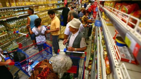 Cei mai multi romani isi petrec mini-vacanta de 1 Mai si Paste acasa! Vezi cati bani au alocat pentru cosul de sarbatori