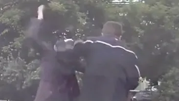 A incercat sa isi loveasca iubita in plina strada, dar o pustoaica de liceu a vazut tot! Ce s-a intamplat cand eleva s-a apropiat