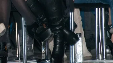 Mult prea indrazneata cu asistentul ei! Oana Roman s-a pipait cu Andrei Jilavu in timpul unei prezentari de moda