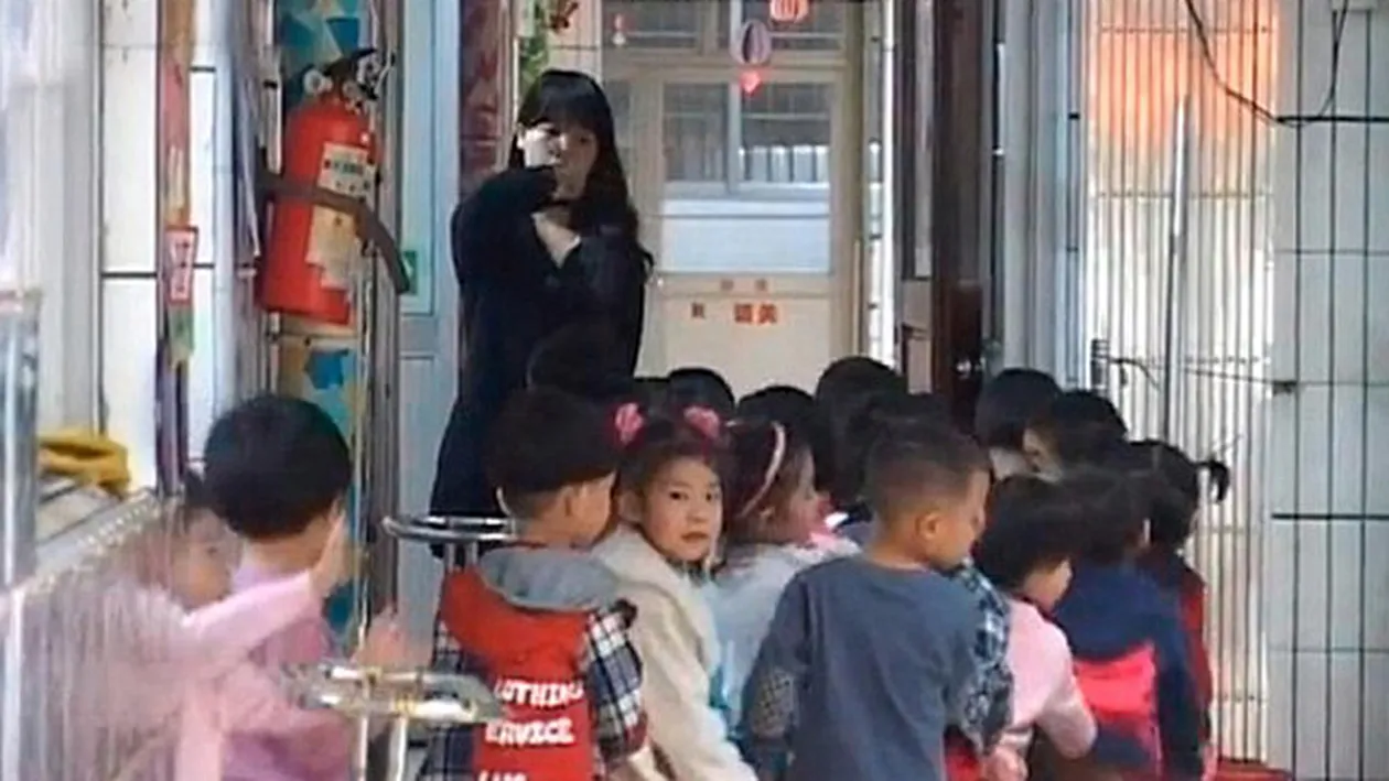 Ce mama ar face asta! Si-a batut copilul cu umerasul! Imaginile sunt SOCANTE