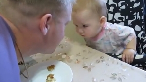 Adorabil! O fetita se ia la cearta cu tatal ei, dupa ce e certata ca face mizerie. Imaginile cu ea iti vor face ziua mai frumoasa