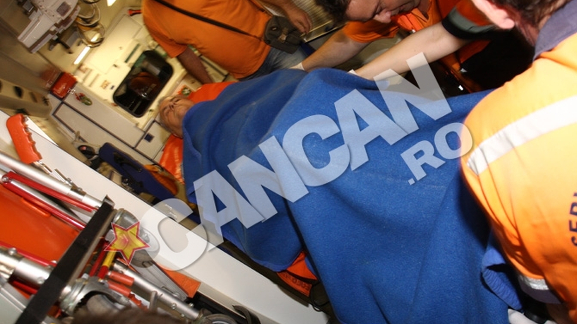Medicii de la Ambulanta nu au stiut ca sunt chemati la Adrian Nastase! Familia a cerut ca gatul sa ii fie acoperit cu un fular, la plecarea la Floreasca!