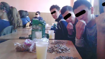 Ce mai fac elevii la scoala? Il imita pe Nelson Mondialu, beau whiskey si sparg seminte!