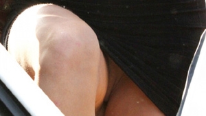 Le-a aratat paparazzilor cele mai intime zone! Miley Cyrus, fara chiloti pe bicicleta!