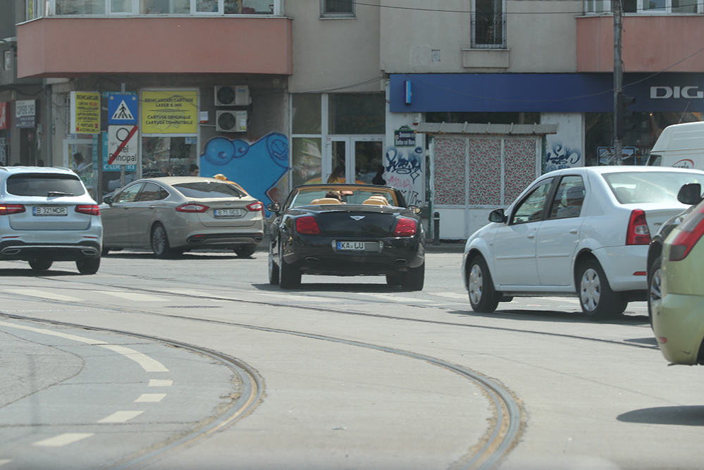 Depăşeşte o maşină tăind trecerea de pietoni