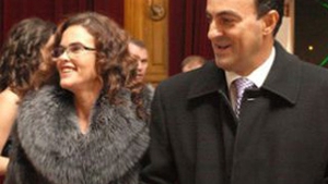 Sotia primarului Apostu castiga mult mai multi bani decat acesta! Afla cum a ajuns Monica Apostu sa faca sute de mii de euro anual!