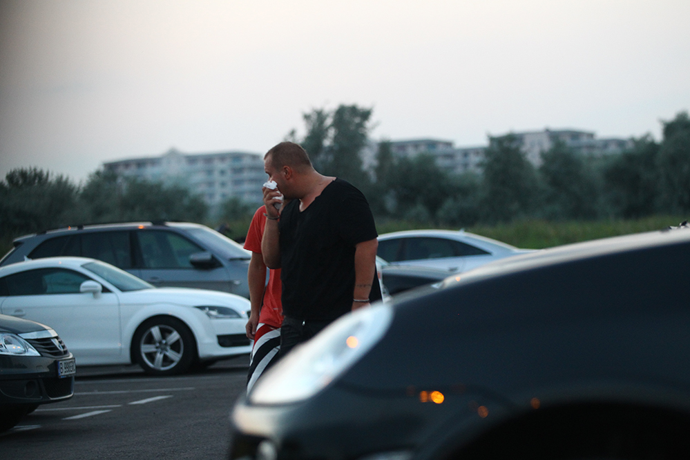 Dan Petrache discută cu un apropiat în urma scandalului (2013)