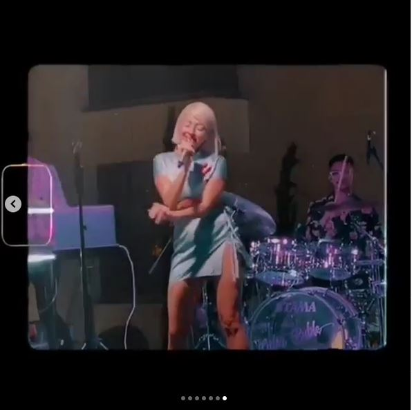 Lidia Buble a încins Instagram-ul după ce a ridicat picioarele în timp ce purta o fustă mini! Are sau nu lenjerie intimă?!