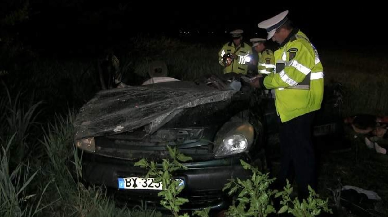 Cinci oameni au murit și un copil a supraviețuit în urma unui accident înfiorător! Mașina în care erau a plonjat zeci de metri  după ce s-a izbit de o cale ferată din Timiș
