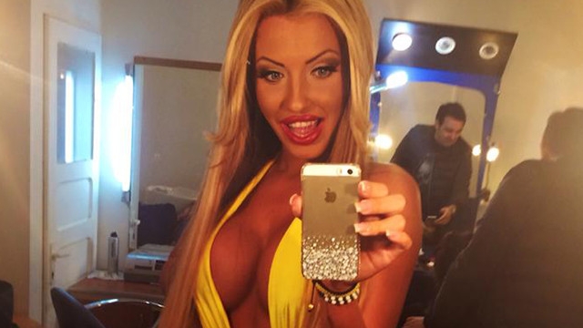 BLASFEMIE CURATA! Vezi ce a putut sa isi tatueze Loredana Chivu pe spate