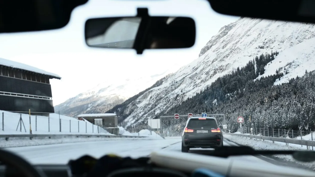 Ce amendă riscă șoferii care nu au mașinile echipate corespunzător. Cei care circulă fără cauciucuri de iarnă primesc sancțiuni considerabile
