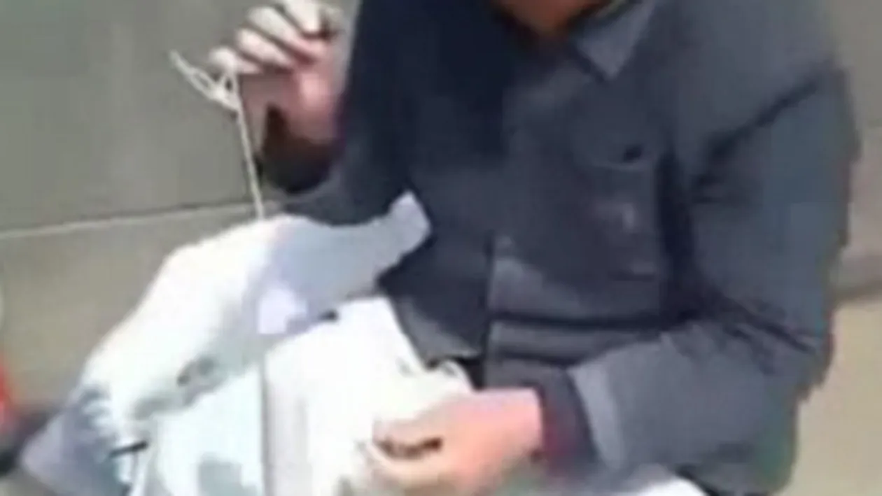 VIDEO Moni, uite cum se fac prezervativele folosite de chinezi! Intr-un mediu nesteril si de catre persoane neautorizate!