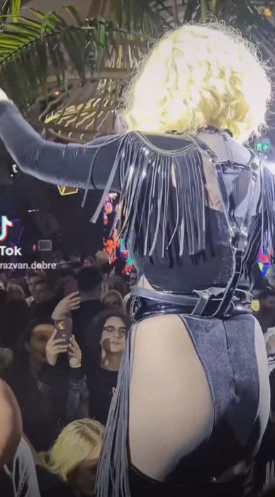 Loredana, cu posteriorul la vedere / Sursă foto: captură video