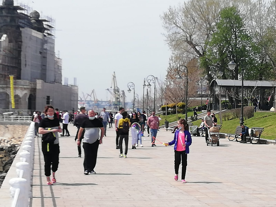 Constănțenii au ieșit la plimbare pe faleza de la Cazinou, de 1 Mai, înainte de Înviere
