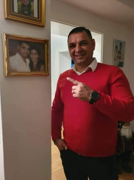 Ionel Ganea arată cu degetul spre un tablou în care apare alături de fosta soție, Dana
