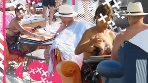 Imagini rare cu “Mata Hari de România”,  la o super-partidă pe plajă, în Mamaia. S-a instalat pe un fotoliu ca o regină și…