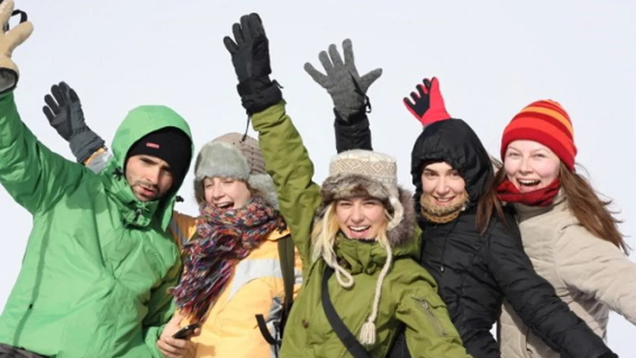 Dana Rogoz, cu iubitul si fostii colegi de facultate la munte! Au facut Revelionul la Ranca!