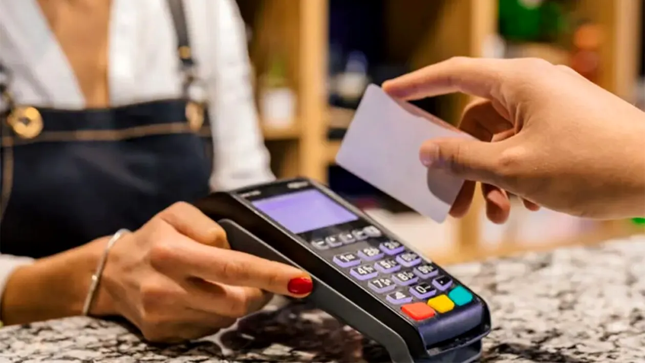 Adio, plată cu cardul și cu telefonul mobil. Care este noua metodă de a achita contactless