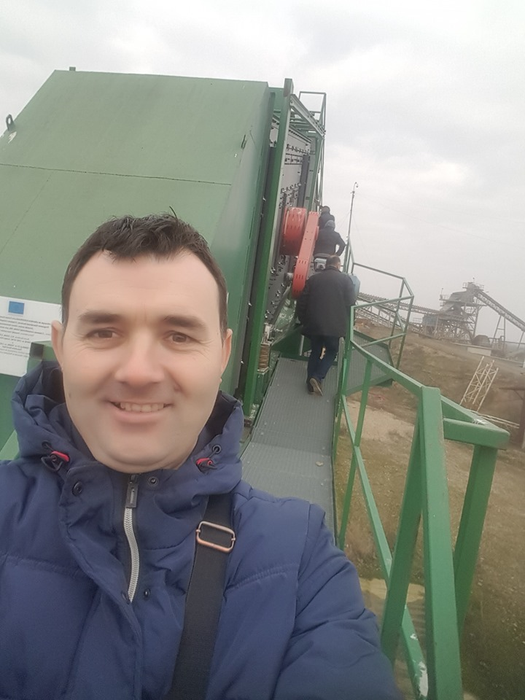 Chiar și bolnav, craioveanul construiește tuneluri de dezinfecție