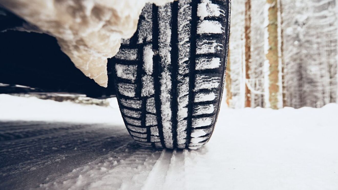 Șoferii pot primi amendă de 4.000 de lei chiar dacă au anvelope de iarnă. Ce verifică polițiștii