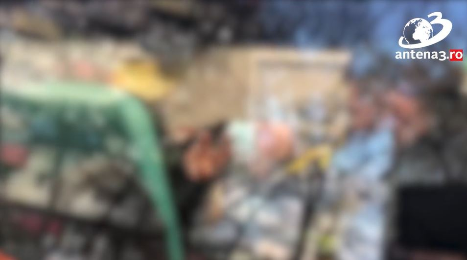 Atacatoarea Mirelei Vaida, recalcitrantă și după agresiunea înfiorătoare de la “Acces Direct”. Avem primele imagini după ce a fost imobilizată și urcată în ambulanță