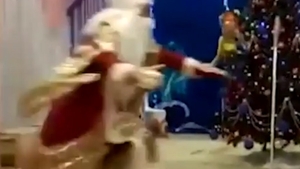A murit Moș Crăciun! Imaginile surprinse de o mămică sunt șocante VIDEO
