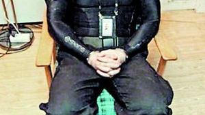 In prima zi de proces, Anders Behring Breivik, "macelarul din Norvegia", a efectuat salutul nazist in fata rudelor victimelor!