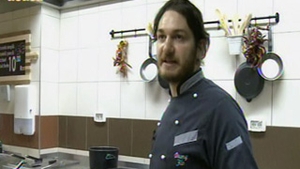 Florin Dumitrescu, cel mai tanar jurat de la MasterChef, a comis-o rau de tot! S-a facut de ras in direct - A dat foc la o tigaie si nu mai putea respira de fum