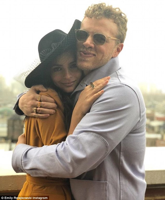 Femeia cu cei mai frumoşi sâni naturali din lume s-a căsătorit! Imagini senzationale din culisele nuntii lui Emily Ratajkowski