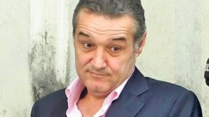 SELFIE cu Gigi Becali pe litoral! Cum a pozat la bustul gol latifundiarul din Pipera pentru fani!