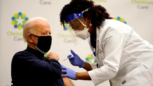 Joe Biden, noul președinte al Americii, s-a vaccinat împotriva COVID-19 în direct la TV
