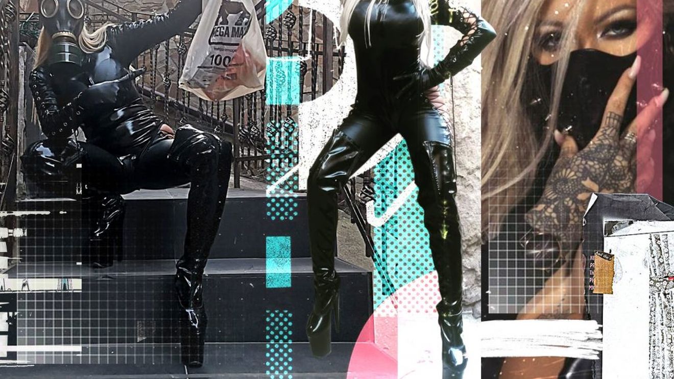 „Înghițitoarea de flăcări” a ieșit din casă mulată în latex negru, cu masca de gaze pe față și...