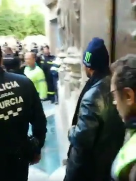 Bărbatul a fost escortat de poliţie, după ce a coborât de pe catedrală