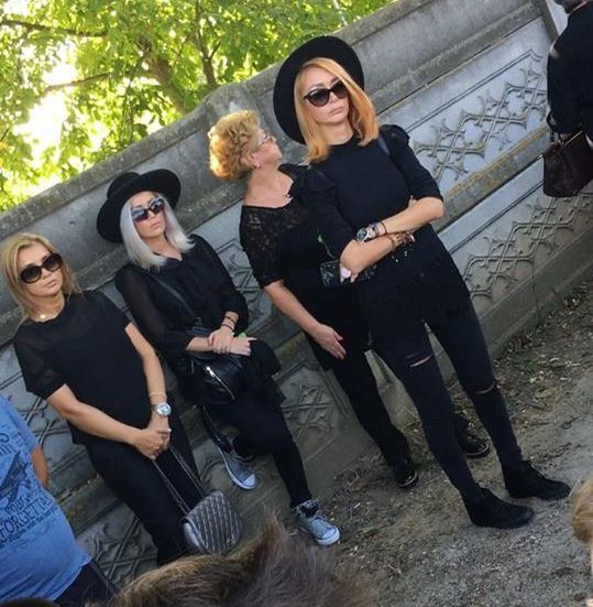 Surorile Bambi au venit alături de mama lor, pentru a-l conduce pe ultimul drum pe duhovnicul lor