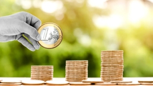 Curs BNR 25 iulie 2023. Un euro a ajuns să coste 4,9 lei. Ce valori au monedele principale și ce se întâmplă cu indicele ROBOR