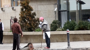 Gogule, probleme? Cum fura cu zambetul pe buze doi hoti de “patru stele” chiar din fata unui hotel de lux din Bucuresti
