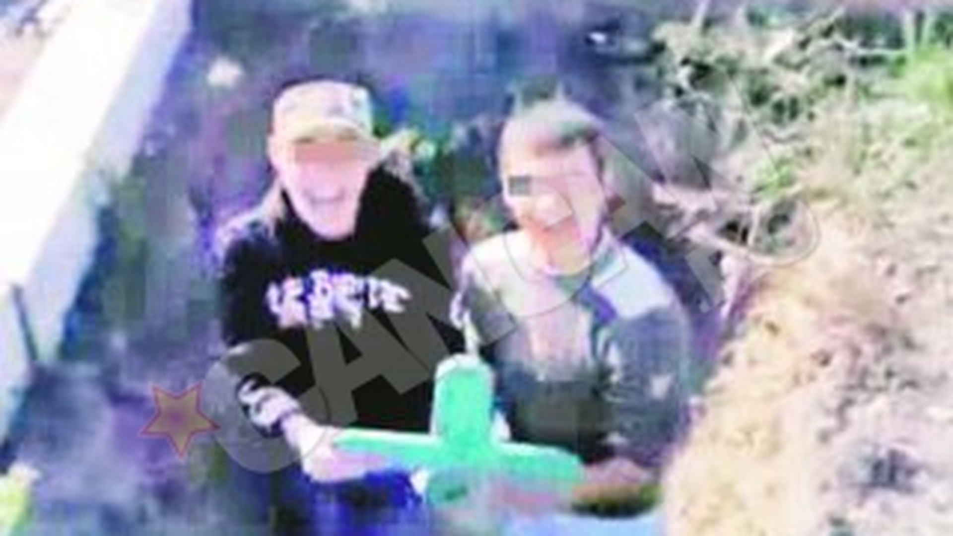 Platesc pentru distractia morbida! Condamnati dupa ce au mimat sexul in cimitir