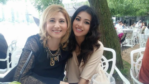 Toată lumea o știe pe Anda Călin, dar uite cum arată mama ei! Este blondă și foarte sexy