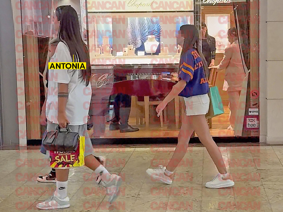 Îmbrăcată lejer, cu tricou și pantaloni largi, Antonia s-a oprit apoi la gelaterie.