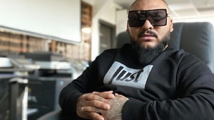 Dani Mocanu instigă din nou la violență. Ipostaza scandaloasă în care s-a fotografiat manelist, alături de o blondină